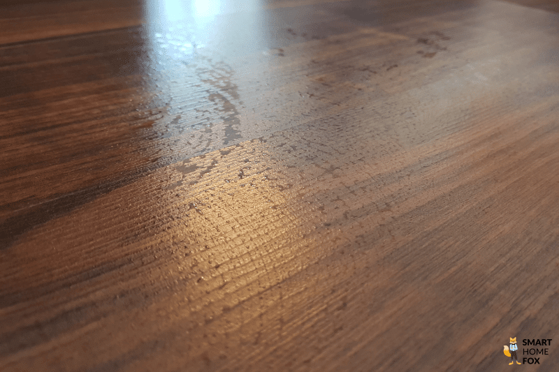 Wasseransammlungen sind auf dem Boden beim Wischtest des ECOVACS DEEBOT X1 OMNI zu sehen.
